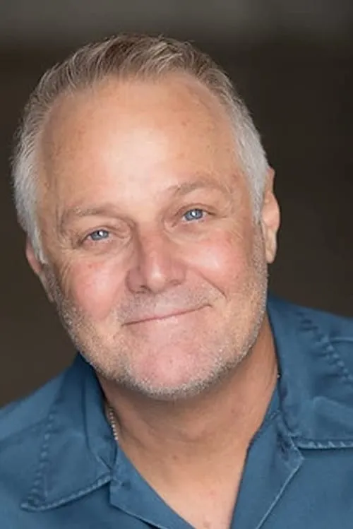 Tommy Hinkley interpretando a Bob Thompson