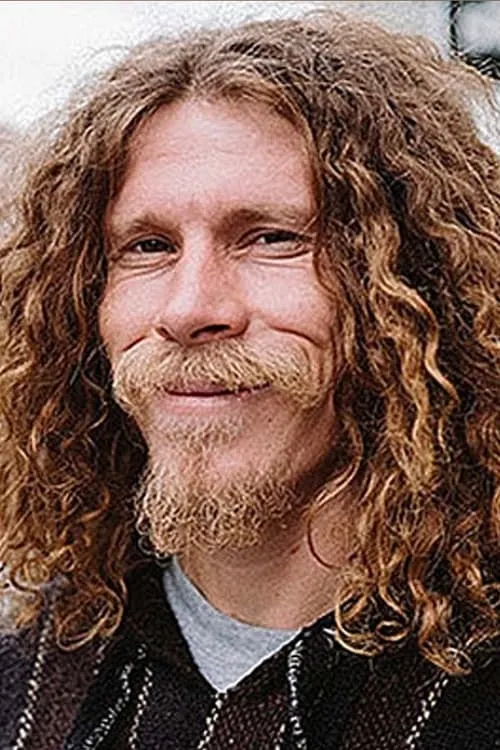 Tommy Sandoval interpretando a