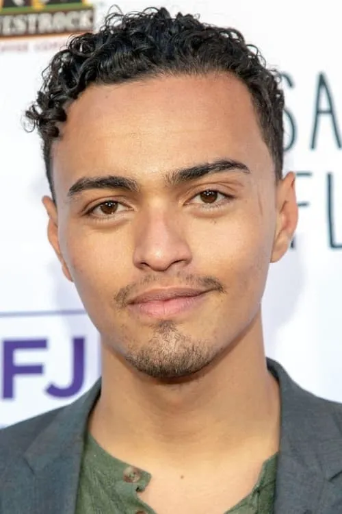 Tonatiuh Elizarraraz interpretando a Justin