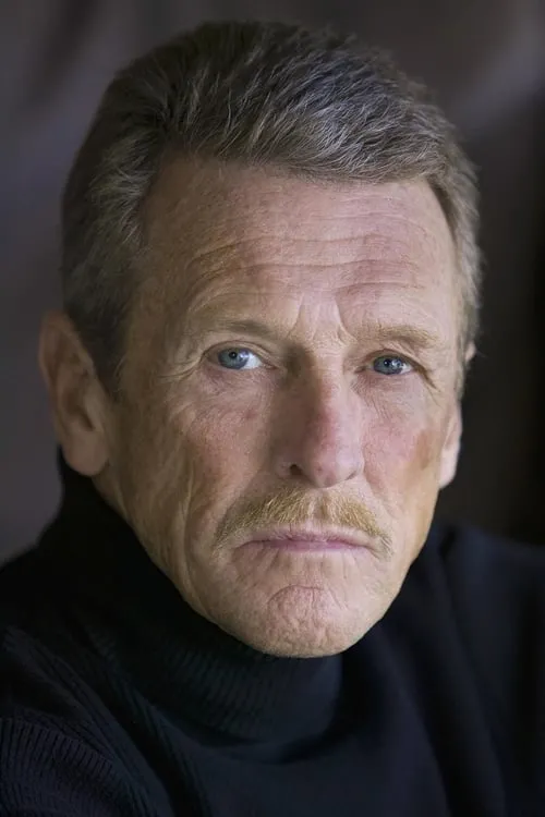 Tony Bonner interpretando a Bob McCallum