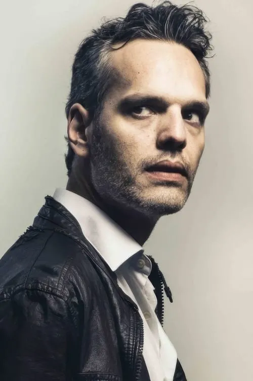 Tony Corvillo interpretando a Toro