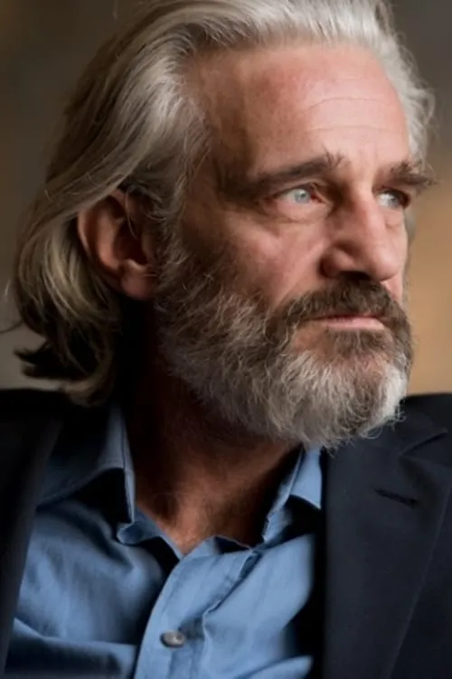 Tony de Maeyer interpretando a Gilbert