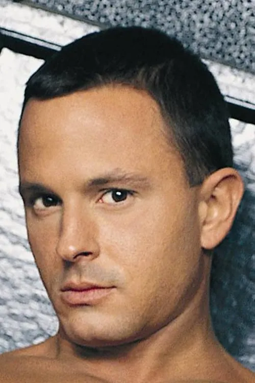 Tony Lazzari interpretando a