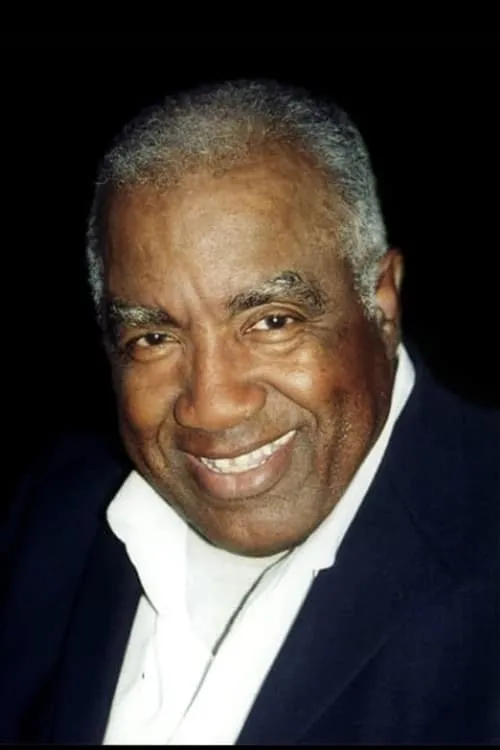 Tony Middleton interpretando a David Greenstreet