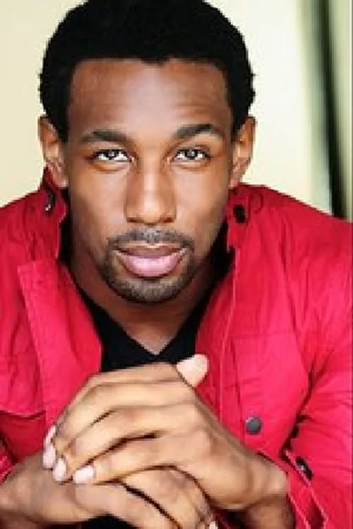 Tony Viveiros interpretando a Frank