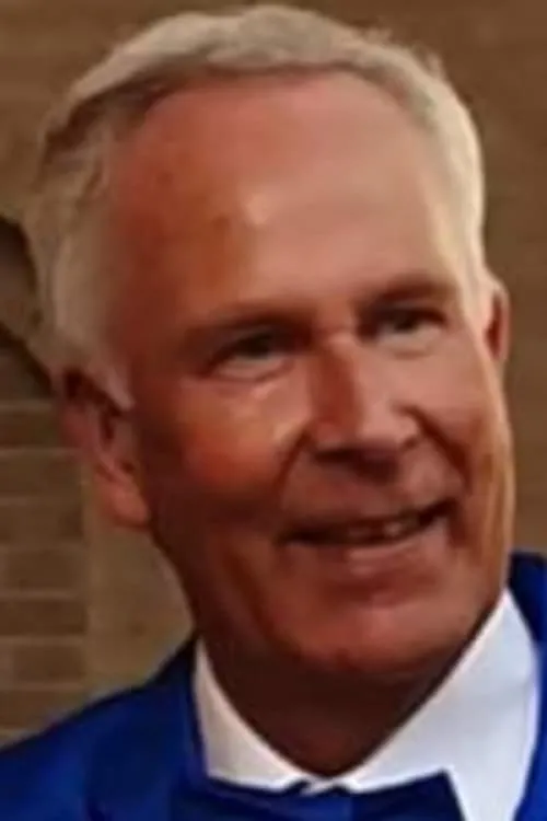 Torben Sekov interpretando a Philip Ewans