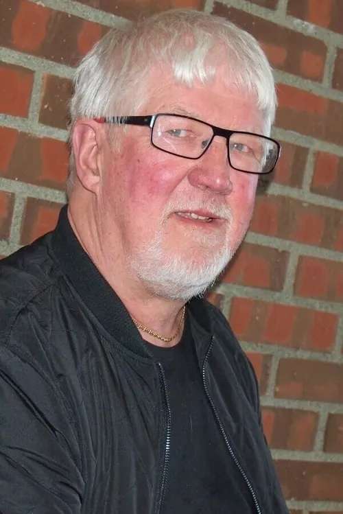 Tore Johansen — personaje: Gjertrud Sand / Hansi