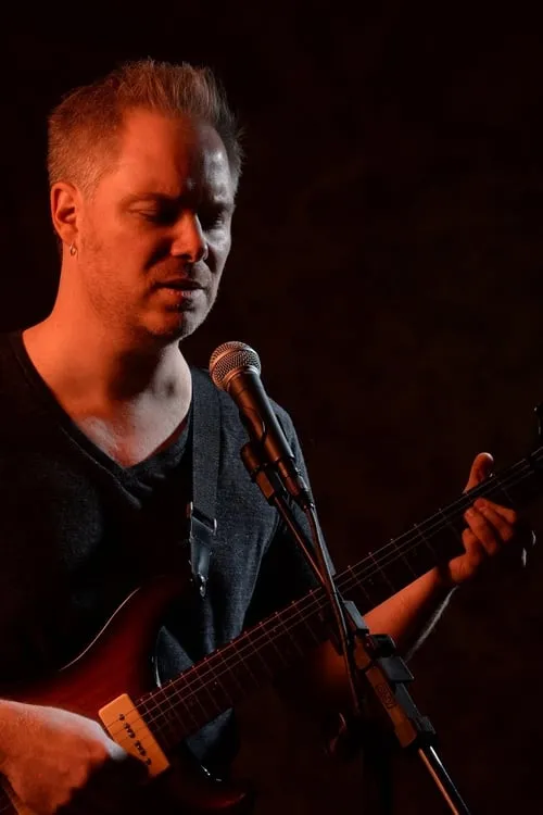 Tyler W. Moore ha trabajado con Tori Kamal en 3 ocasiones