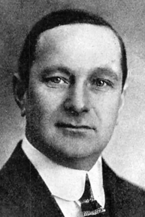 Torre Cederborg interpretando a Retainer