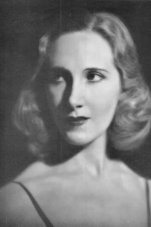 Totti Truman Taylor interpretando a Miss Carter (Head Mistress)