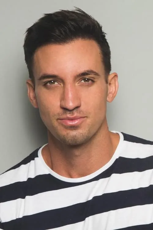 Travis Bravo-Thomas interpretando a Eric