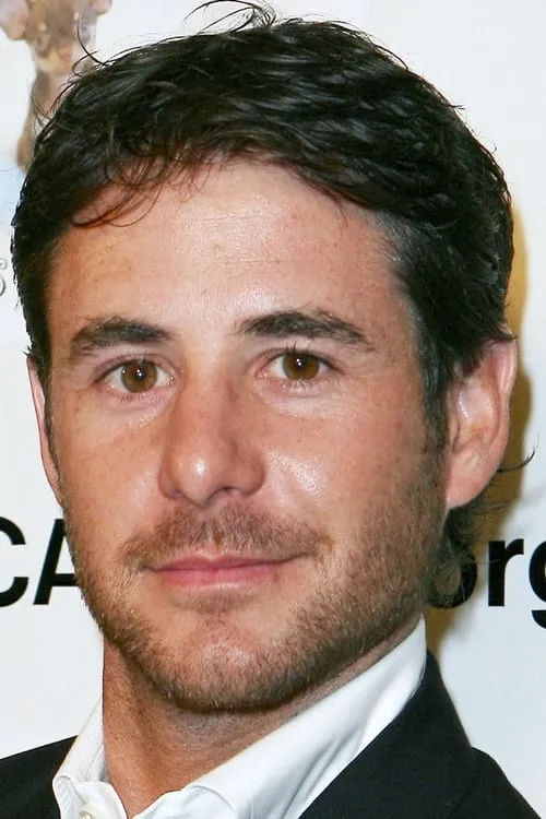 Travis Brorsen interpretando a Zeffer