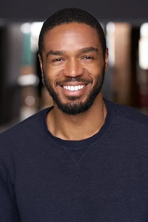 Travis Delgado interpretando a Milo Stone