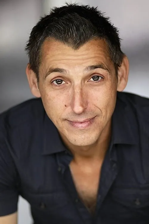 Trent McMullen interpretando a Alex