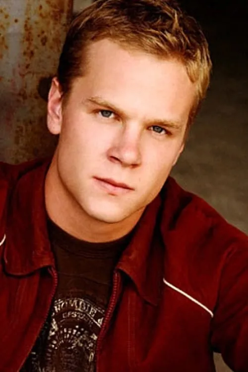 Trever O'Brien interpretando a Andrew Carson