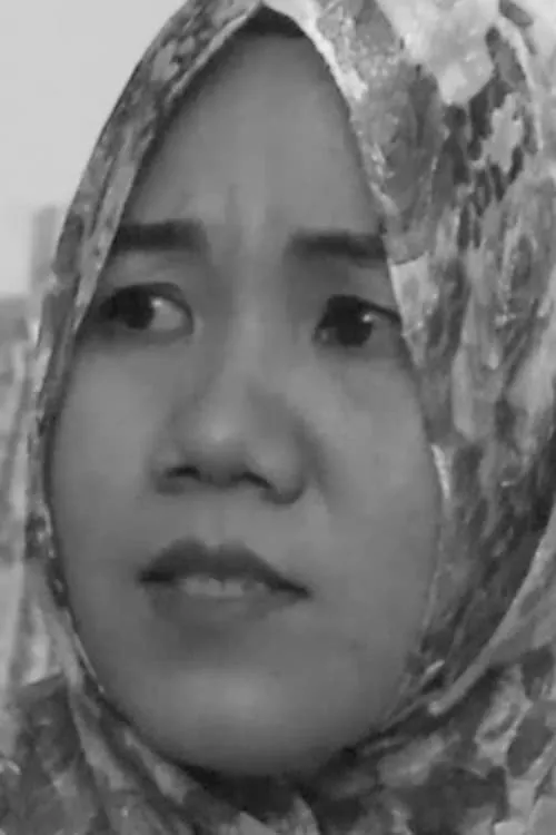 Tri Apriyaningsih interpretando a Pengunjung Kafe