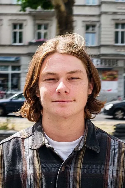 Tristan Funkhouser interpretando a