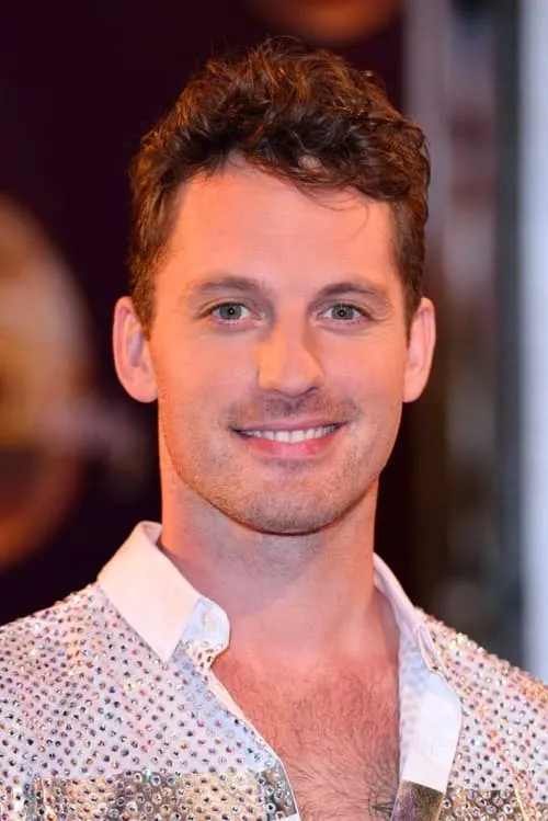 Tristan MacManus interpretando a Self