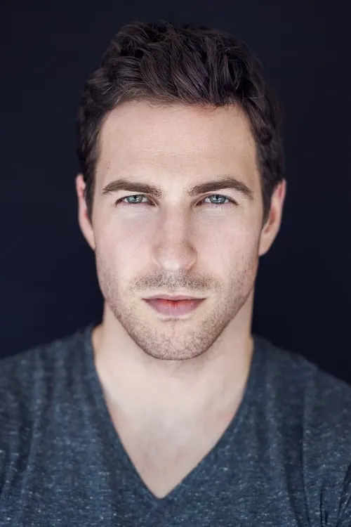 Tristan Shire interpretando a Phil