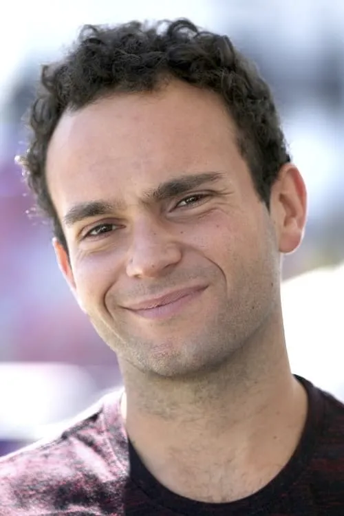 Troy Gentile interpretando a Self