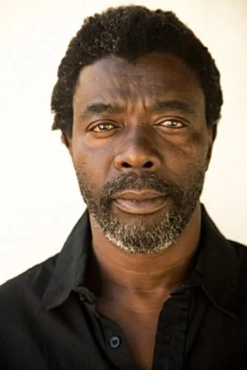 Tshamano Sebe interpretando a Officer Ayanda