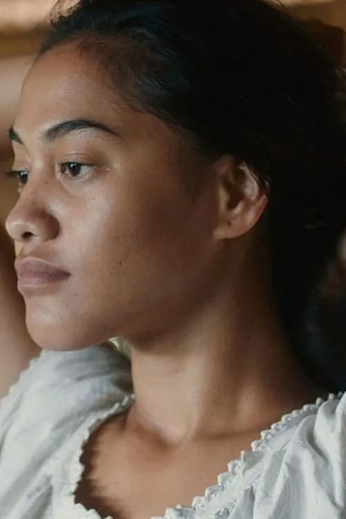 Tuheï Adams interpretando a Reine Aïmata Pomaré IV