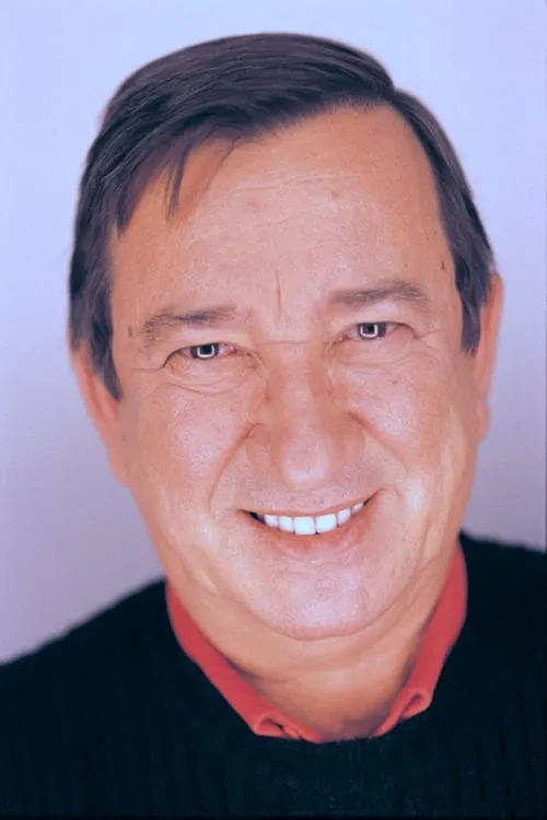 Tunç Başaran interpretando a