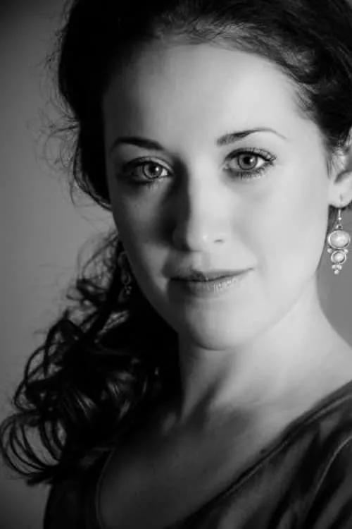 Tünde Kiss interpretando a Vera