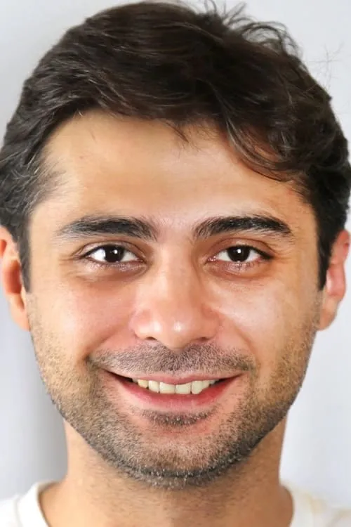 Tural Əsədov interpretando a Mike Kovalski