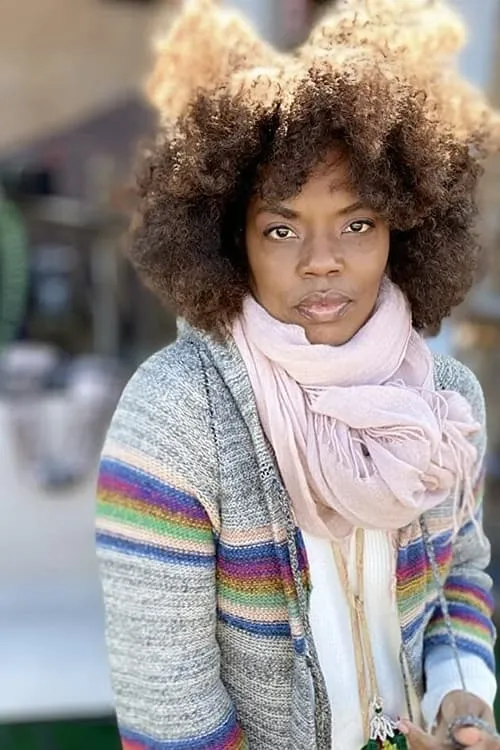 Tyla Abercrumbie interpretando a Roz