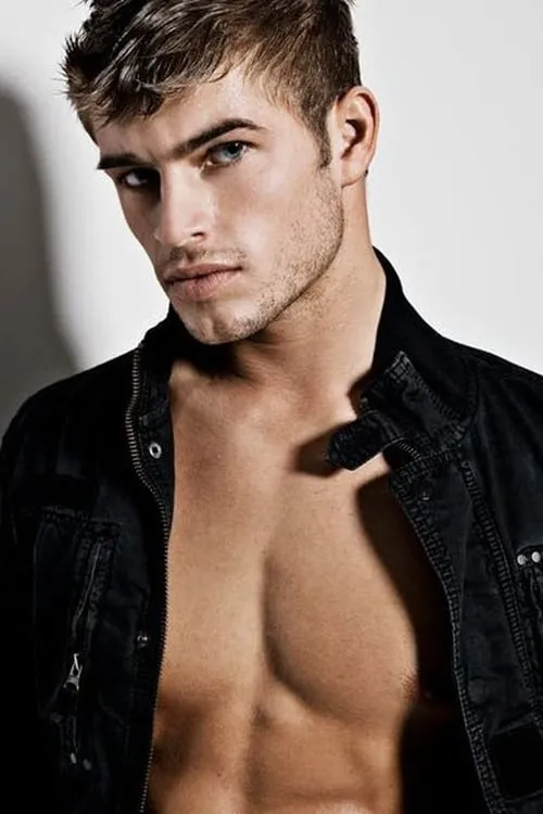 Tyler Bachtel interpretando a Kerry