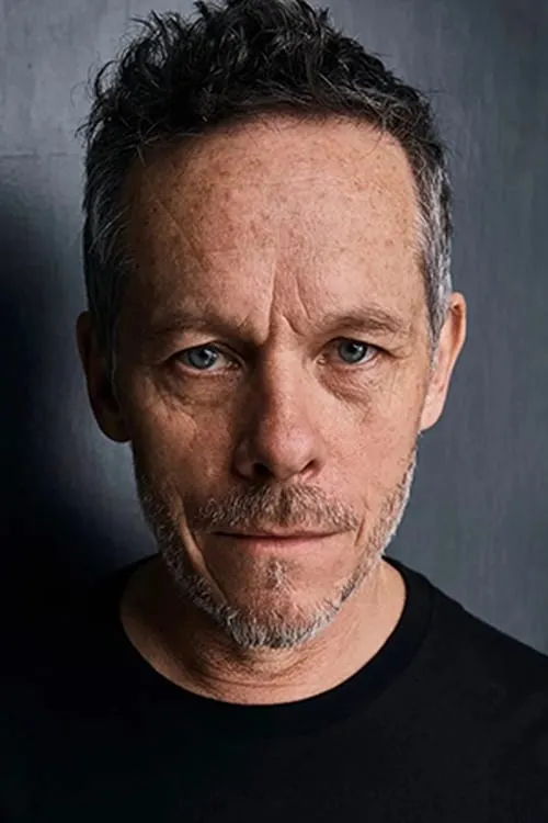 Tyler Coppin interpretando a Arthur Gates