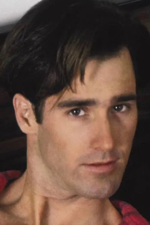 Tyler Gray interpretando a