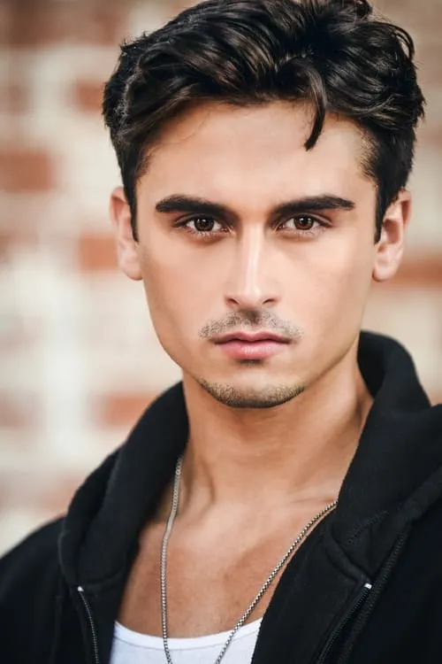 Tyler James White interpretando a Jake