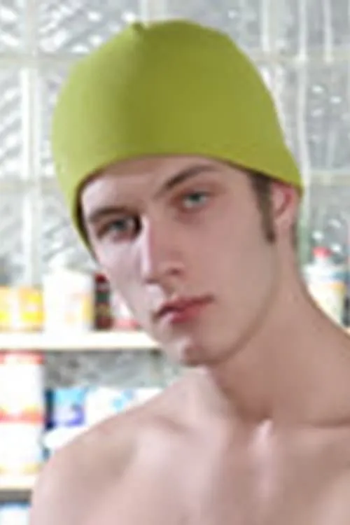 Tyler Morris interpretando a