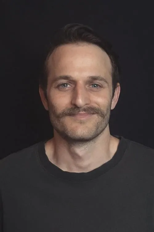 Ufuk Özdemir interpretando a Cahit