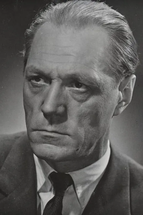 Uno Loit interpretando a Roogas