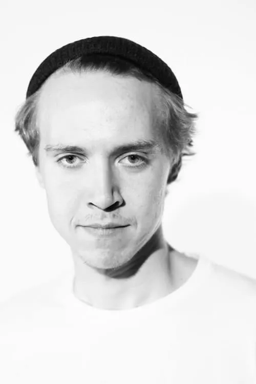 Ursel Tilk interpretando a Eedi