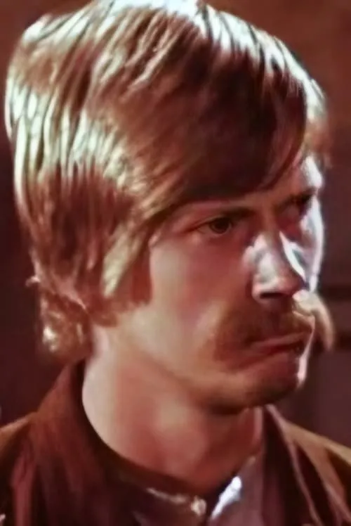 Valdas Žilėnas interpretando a karo belaisvis