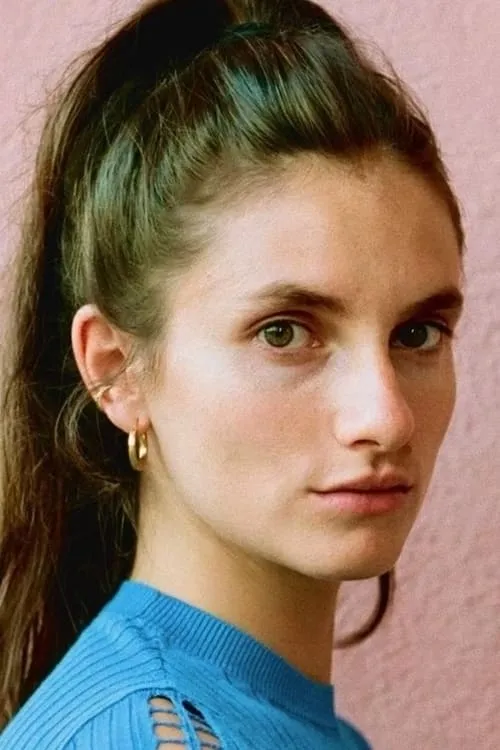 Valentine Cadic interpretando a 