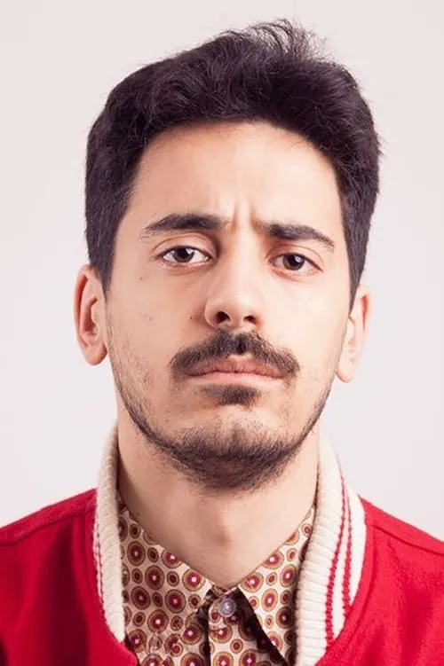 Valerio Lundini interpretando a Giovanni Andreasi