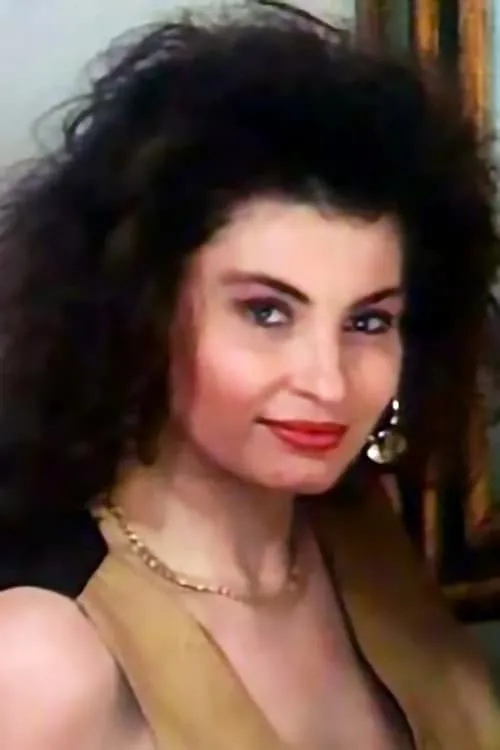 Vampirella interpretando a 