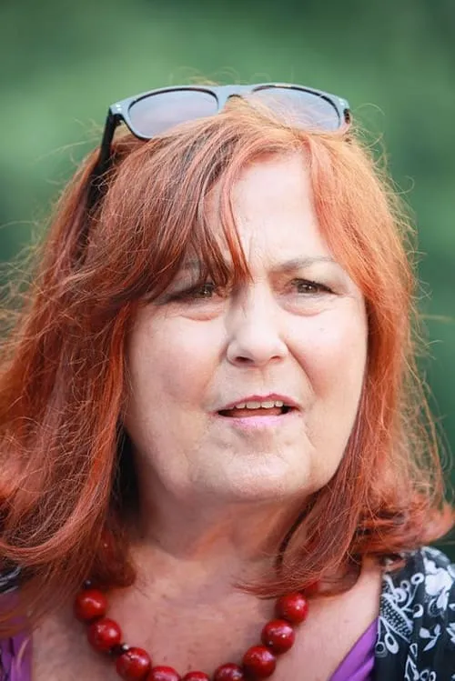 Vanda Švarcová interpretando a Female Customer