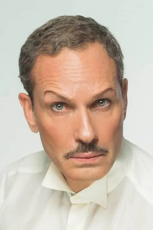 Vasilis Koukouras interpretando a