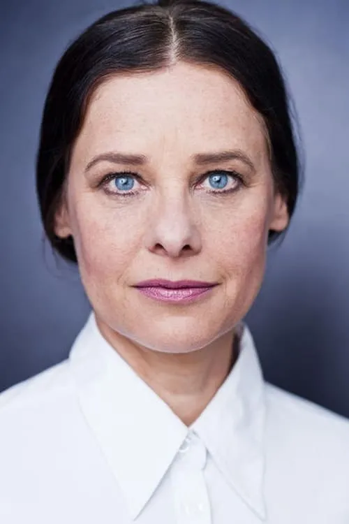 Verena Buratti interpretando a Anna Hofer