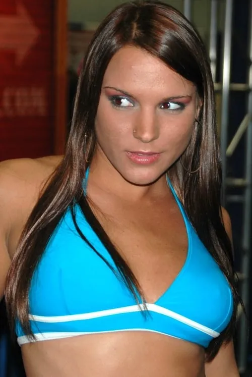 Veronika Raquel interpretando a (archive footage)