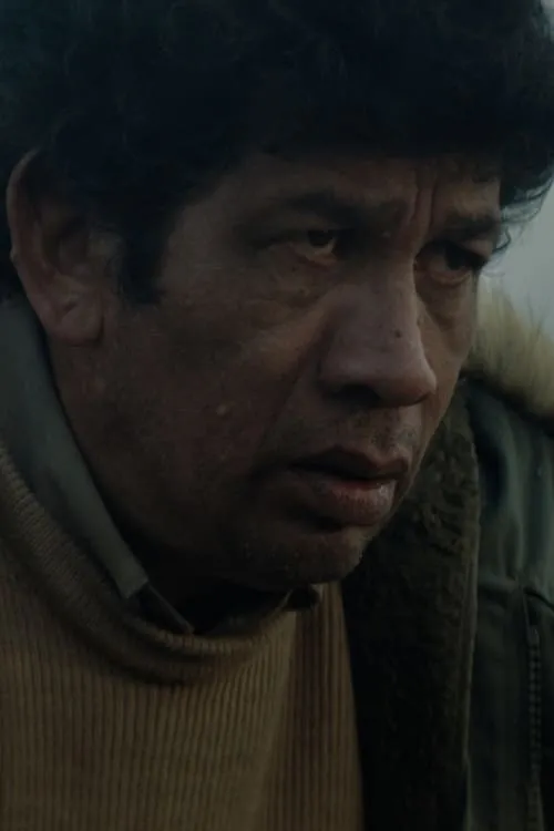 Víctor López interpretando a Cruz