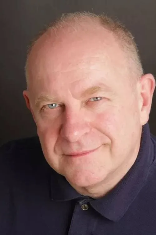 Victor Ptak interpretando a Frank Davenport