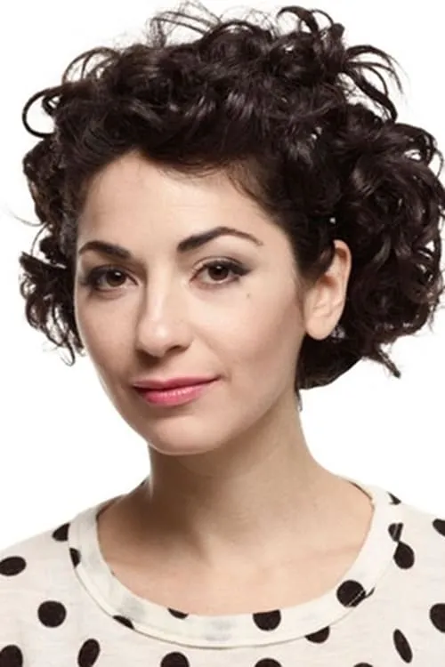 Victoria Almeida interpretando a Ana