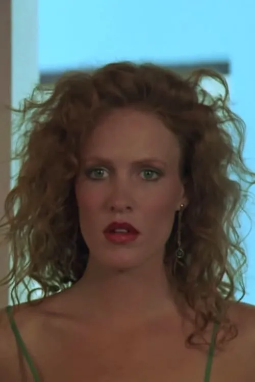 Victoria Prouty interpretando a Joanna Simpson